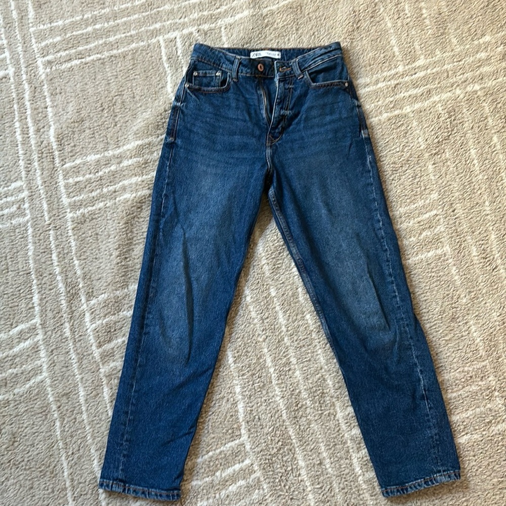 Zara Mom Fit jeans size USA 4 /Eur 32. Fit like a size 0.
